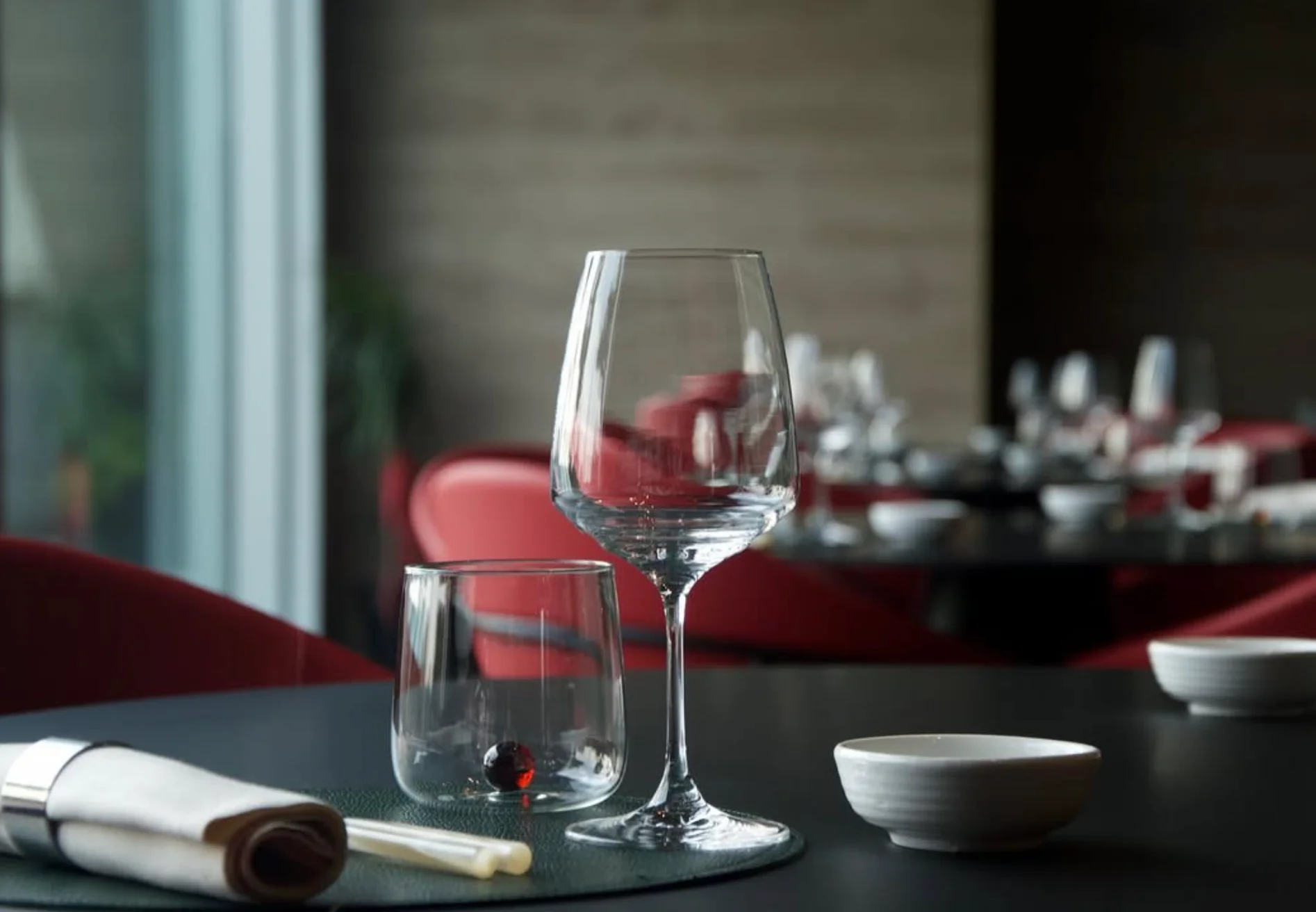 Calice e mise en place HALU con sedute rosse