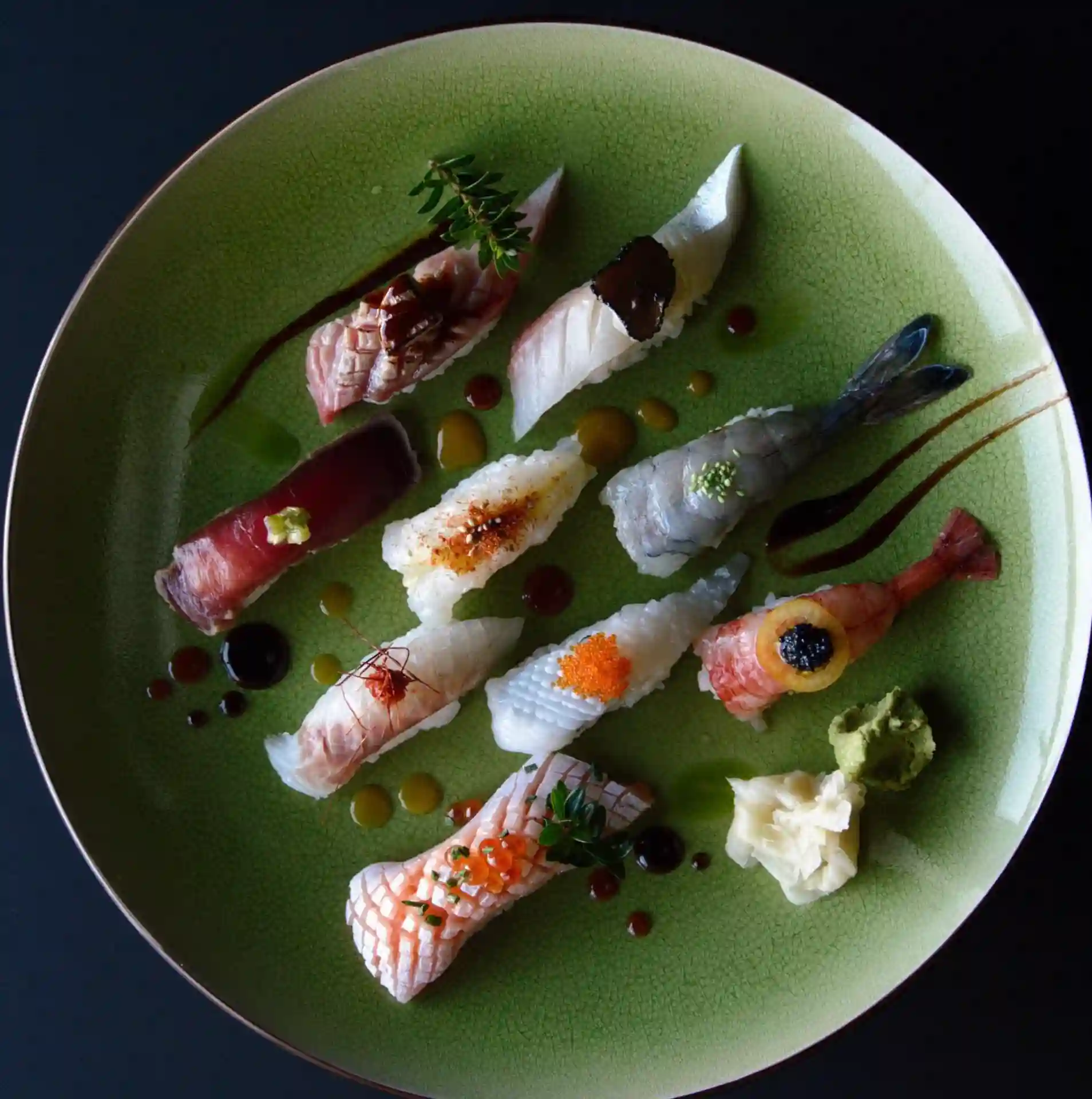 Selezione nigiri HALU su piatto verde