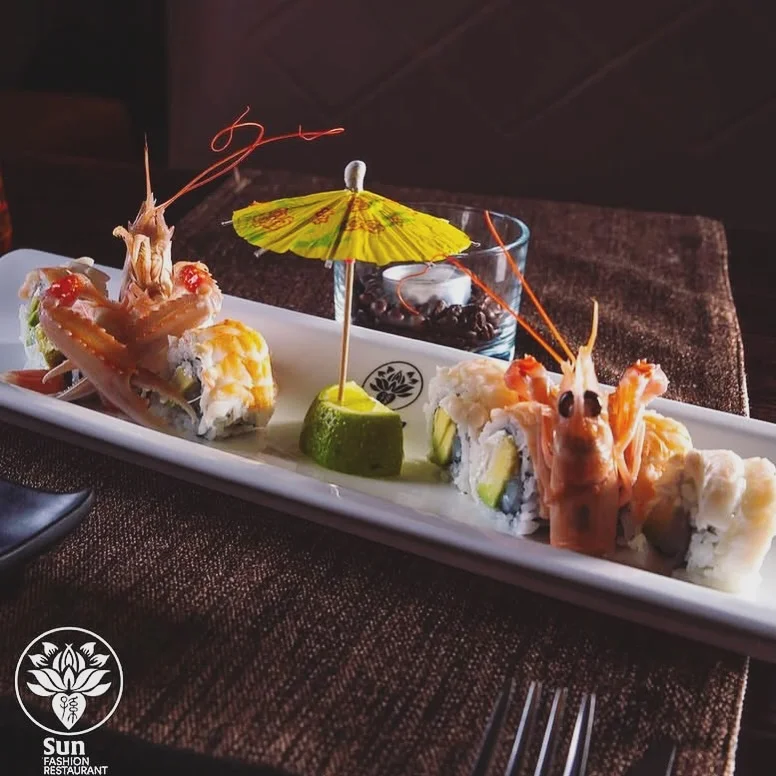 Sushi con calice di vino